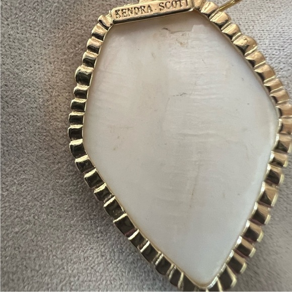 NEW KENDRA SCOTT Mother of Pearl Corley Gold Drop Earrings in Pouch. Beautiful! - Picture 4 of 6